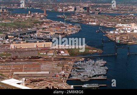 Una vista aerea del cantiere navale di Norfolk situato sul fiume Elizabeth. In basso a destra si trova la South Gate Annex dove sono immagazzinate le navi della flotta di palline. Al centro a sinistra si trova il cantiere navale principale. Più indietro sul lato destro del fiume è la Norfolk Shipbuilding & Drydock Company (NORSHIPCO). La città di Norfolk è sullo sfondo. Base: Portsmouth Stato: Virginia (VA) Nazione: Stati Uniti d'America (USA) Foto Stock