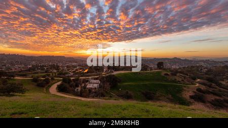 Tramonto spettacolare sull'Occidental College con Glendale in lontananza Foto Stock