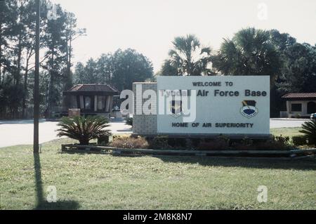 Una vista a lungo raggio del cancello principale con il cartello di base in primo piano. Base: Tyndall Air Force base Stato: Florida (FL) Paese: Stati Uniti d'America (USA) Foto Stock