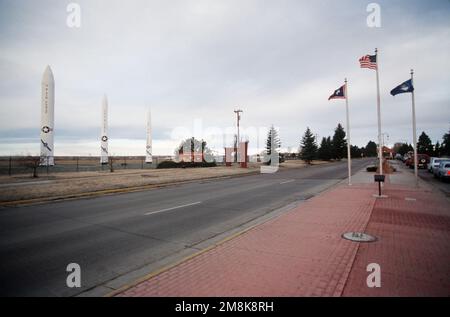 Vista a lungo raggio del cancello principale. Base: Francis E. Warren Air Force base Stato: Wyoming (Wyoming) Paese: Stati Uniti d'America (USA) Foto Stock