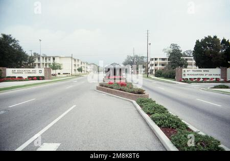Una vista a lungo raggio del cancello principale con il cartello di base. Base: Keesler Air Force base Stato: Mississippi (MS) Paese: Stati Uniti d'America (USA) Foto Stock