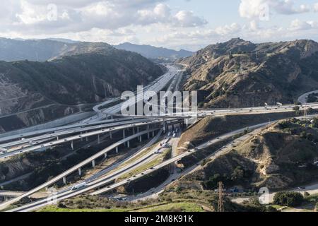 Vista aerea delle superstrade Golden state 5 e Antelope Valley 14 nel passo di Newhall tra Los Angeles e Santa Clarita nella California meridionale. Foto Stock