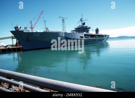 Una vista di prua del porto della nave di comando anfibia USS BLUE RIDGE (LCC-19) legata al molo 8 durante una visita al porto. Base: Townsville Stato: Queensland Paese: Australia (AUS) Foto Stock
