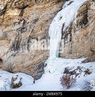 Elia Weber sale il Boy Scout Ice Climb valutato WI 4-5 nelle Ruby Mountains Foto Stock