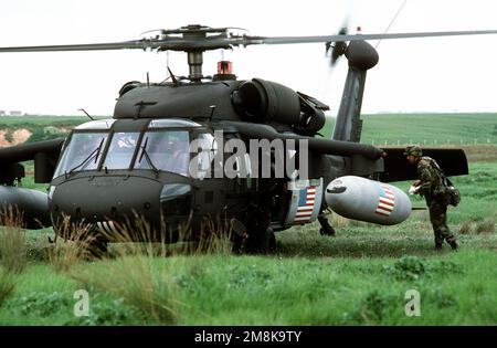 Dopo un controllo finale dei passeggeri a bordo, un elicottero US Army UH-60 Black Hawk (Blackhawk) si prepara a decollare durante un esercizio di ricerca e salvataggio condotto come parte dell'operazione. Questa operazione è una missione di sicurezza per far rispettare la zona no-fly delle Nazioni Unite a nord del parallelo di 36 gradi dall'incursione aerea e terrestre irachena. Una coalizione di quattro nazioni composta da Stati Uniti, Turchia, Gran Bretagna e Francia sta attivamente proteggendo e fornendo rifugiati curdi dalla tempesta del deserto del 1991 (data esatta sconosciuta). Soggetto operativo/Serie: FORNIRE COMFORT base: Incirlik Air base, Adana Paese: Turchia (tu Foto Stock