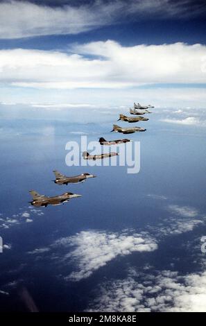 Un lungo colpo da sinistra a destra: Due F-16 dell'aeronautica degli Stati Uniti, due F-4 dell'italiano, due F-4 del tedesco e due MIG-29 del tedesco volano in formazione. Gli aerei delle tre nazioni hanno volato in uno sforzo di addestramento congiunto esercitandosi in addestramento dissimile di combattimento aereo. Data esatta dell'acquisizione sconosciuta. Soggetto operativo/Serie: DENY FLIGHT base: Decimomannu Stato: Sardegna Paese: Italia (ITA) Foto Stock