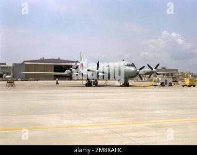 Vista frontale destra di un aereo di pattuglia russo il-38 maggio anti-sottomarino (ASW) parcheggiato sul asfalto. Base: Naval Air Station, Jacksonville Stato: Florida (FL) Paese: Stati Uniti d'America (USA) Foto Stock