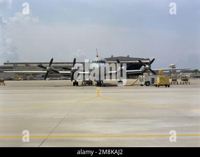 Ammira un aereo di pattuglia russo il-38 maggio anti-sottomarino (ASW) parcheggiato sul asfalto. Base: Naval Air Station, Jacksonville Stato: Florida (FL) Paese: Stati Uniti d'America (USA) Foto Stock