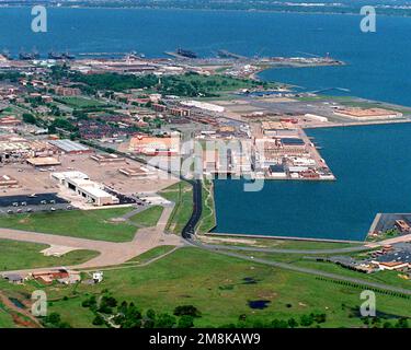 Una vista aerea, guardando da ovest a nord-ovest, della base aerea navale con la base navale di Norfolk sullo sfondo. Varie navi della Marina sono ormeggiate ai moli sulla strada di Hampton. Base: Naval Air Station, Norfolk Stato: Virginia (VA) Paese: Stati Uniti d'America (USA) Foto Stock