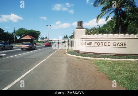 Una vista lunga del cancello principale. Base: Hickam Air Force base Stato: Hawaii (HI) Paese: Stati Uniti d'America (USA) Foto Stock