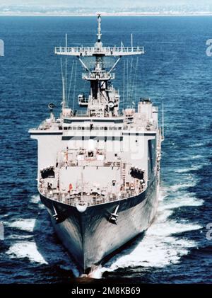 Vista aerea a prua del traghetto USS HARPERS (LSD-49) in partenza al largo della costa di San Diego. Paese: Oceano Pacifico (POC) Foto Stock