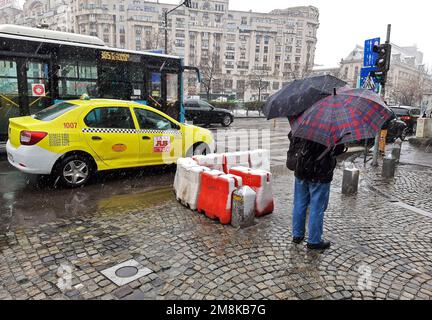 Bucarest, Romania - 03 marzo 2021: Nevica nel centro storico di Bucarest. Foto Stock