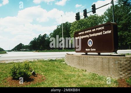 Una vista lunga del cancello principale per includere il cartello di base. Base: Arnold Air Force base Stato: Tennessee (TN) Paese: Stati Uniti d'America (USA) Foto Stock