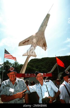 Veterani di Cina-Birmania-Iindia, in pensione LT. GEN. Thomas Reinzi e Brigg in pensione. GEN. Scott, goditi i festeggiamenti durante la cerimonia commemorativa al museo dell'aeronautica militare. Base: Beijing Nazione: Cina (CHN) Foto Stock