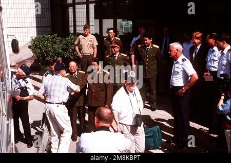 Un dirigente dell'esercito cinese di liberazione accoglie i veterani della Cina-Birmania-India, Rudy de Leon, sottosegretario dell'aeronautica, e il generale Robert L. Rutherford, comandante in CAPO degli Stati Uniti Comando di trasporto. Il generale Rutherford e l'ufficiale cinese si scambiano regali durante la cerimonia di commemorazione al museo dell'aeronautica. Base: Beijing Nazione: Cina (CHN) Foto Stock