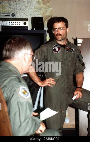 US Navy CAPT. Brian Hinkley, pilota della Navy EA-6 Shadowhawks, debriefing US Air Force LT. GEN. Mike Ryan ad un lavaggio a caldo di massa dopo la missione di salvataggio del CAPT. Scott o'Grady. CAPT. F-16 Fighting Falcon di o'Grady è stato abbattuto sulla Bosnia il 2 giugno 1995, mentre stava volando a sostegno dell'operazione Deny Flight. Dopo 6 giorni di evasione fu salvato da Marines USA dalla Marine Expeditionary Unit 24th, dispiegata dalla USS KEARSAGE (LHD-3).(data esatta sconosciuta). Base: Aviano Air base Stato: Pordenone Nazione: Italia (ITA) Foto Stock