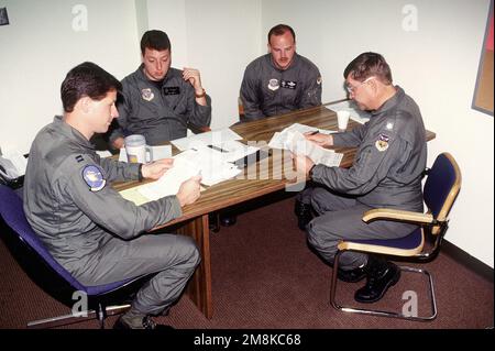 KC-135R i membri dell'equipaggio (L-R) 2nd Lieutenanat Kenneth E. Copley, co-pilota, tecnico Sergente Matthew D. Foster, operatore del boom, e il tenente colonnello Michael A. Lorenz, comandante/pilota di aeromobili partecipano a un briefing sull'equipaggio. Due aerei KC-135R e equipaggi della 121st Air Refueling Wing, Rickenbacker Air National Guard base, Columbus, Ohio, hanno risposto ad un breve preavviso storico B-1B Global Power Esercitazione il 2 giugno 95 a sostegno dell'esercizio CORONET BAT. Soggetto operativo/Serie: CORONET BAT base: Rickenbacker Ang base Stato: Ohio (OH) Paese: Stati Uniti d'America (USA) Foto Stock