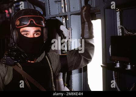 Una vista ravvicinata di un SIGILLO della Marina degli Stati Uniti mentre guida in un elicottero US Air Force MH-53 a nave bassa durante l'allenamento di squadra.(data esatta ripresa sconosciuta). Paese: Mare Adriatico Foto Stock