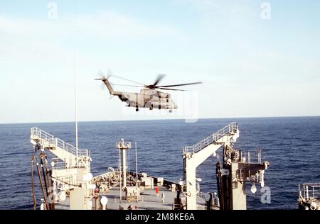 Un elicottero US Air Force Special Operations MH-53 a nave bassa vola sopra l'USNS LEROY GRUMMAN durante un esercizio di ricerca e sequestro con US Navy Seals (data esatta sparata sconosciuta). Paese: Mare Adriatico Foto Stock