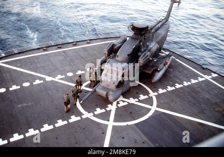 US Navy SEALs caricare in un US Air Force MH-53 nave basso elicottero sul ponte di volo della USNS LEROY GRUMMAN durante un esercizio di ricerca e sequestro. (Data esatta ripresa sconosciuta). Paese: Mare Adriatico Foto Stock
