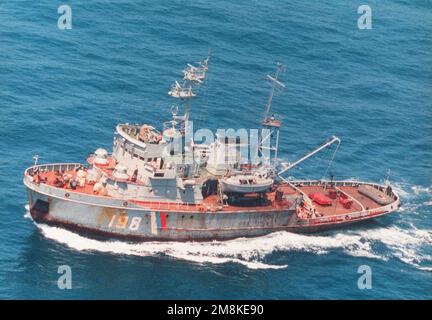 Vista aerea del porto di prua della Guardia di frontiera marittima russa pattuglia classe Sorum Tug Kamchatka (198) in corso. Paese: Oceano Pacifico (POC) Foto Stock