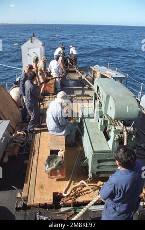 I membri del Underwater Construction Team Two (UCT-2) e il personale della Pacific Missile Range Facility lavorano per sostituire il cavo e giuntare in una nuova sezione della Navy Service Craft RED BARON (un'ex torpediniera retriever Boat) a Kauai, Hawaii. (Data esatta sconosciuta). Paese: Oceano Pacifico (POC) Foto Stock