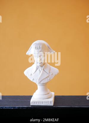 Riproduzione in scala del busto di Napoleone Bonaparte su sfondo arancione Foto Stock