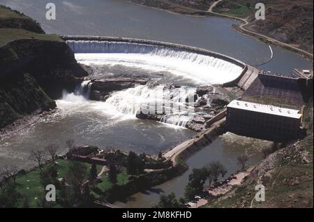 La vista aerea della diga Ryan Dam offre una chiara ragione per cui la vicina Great Falls, Montana, ha ricevuto il suo nome. Great Falls è la sede della base dell'aeronautica militare di Malmstrom, una delle sedi per un'ispezione operativa di preparazione (ORI), che verifica la capacità di un'unità di funzionare in un ambiente simulato di tempo di guerra e i membri dell'aeronautica eserciteranno il loro lavoro in scenari e condizioni di tempo di guerra. Oggetto operativo/Serie: CRISIS REACH 95-02NORTHERN PIKE base: Malstrom Air Force base Stato: Montana (MT) Paese: Stati Uniti d'America (USA) Foto Stock