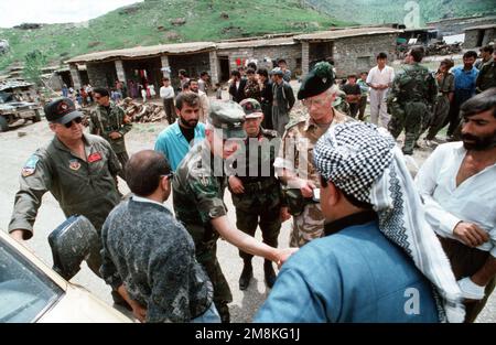 Foster (centro) accompagna il tenente colonnello Richard G. Tucker (a sinistra) della Guardia Nazionale aerea del Colorado e altri membri della Combine Task Force in una visita di orientamento ai villaggi curdi nel nord dell'Iraq. Un maresciallo di campo dell'esercito britannico (Regno Unito) non identificato sta levandosi in piedi alla destra di col Foster. Da AIRMAN Magazine Ottobre 1995 articolo 'Comfort zone'. Base: Zakhu Paese: Iraq (IRQ) Foto Stock