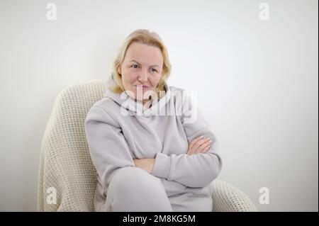 Donna caucasica isolato su sfondo bianco che si sente triste e pensivo, guardando lo spazio di copia Shot di felice donna anziana sorridente guardando lontano Ritratto Foto Stock