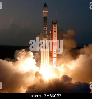 A Commercial Delta II VIENE lanciato con successo dal Complex 17B alle 7:10:00 AM, EDT. Il Delta II portava il satellite di comunicazione Koreasat #1. Base: Cape Canaveral Air Force Station Stato: Florida (FL) Paese: Stati Uniti d'America (USA) Foto Stock