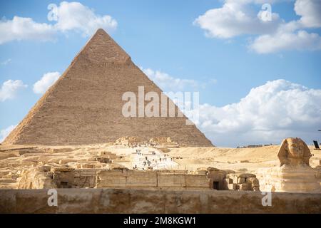 La Grande Sfinge e la piramide di Khafre o di Chefren a Giza Foto Stock