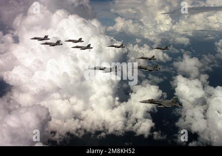 Una vista aerea laterale sinistra di una formazione di dieci (10) F/A-18 Hornet velivolo di Strike Fighter Squadron ottantasei (VFA-86) che volano in formazione. Il volo è guidato DAL CMDR. Russell Aiegler, comandante ufficiale VFA-86. Lo squadrone è casalingo al campo NAS Cecil ed è in procinto di schierarsi nel Mediterraneo a bordo della portaerei USS AMERICA (CV-66). Base: Jacksonville Stato: Florida (FL) Paese: Stati Uniti d'America (USA) Foto Stock