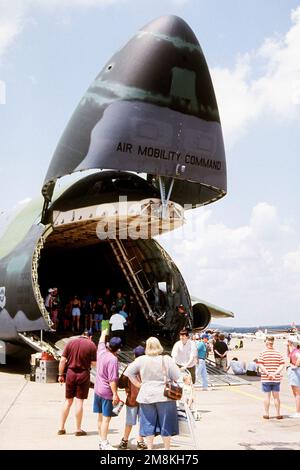 Folle di spettatori vengono a vedere le dimensioni di un C-5 dal 3rd Airlift Squadron da dover AFB, Delaware. Il C-5 è sul display per l'Air Show. Base: Little Rock Air Force base Stato: Arkansas (AR) Paese: Stati Uniti d'America (USA) Foto Stock