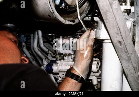 Un tecnico di manutenzione dell'aeronautica dell'aeronautica degli Stati Uniti dello Squadrone di combattimento elettronico 429th lavora su un velivolo di Raven di EF-111a sulla linea di volo. L'equipaggio di terra sta preparando l'aereo per un attacco aereo della NATO contro i serbi bosniaci. La 429th è stata distribuita dalla 27th Fighter Wing, Cannon Air Force base, NM. Soggetto operativo/Serie: DELIBERATE FORCE base: Aviano Air base Stato: Pordenone Paese: Italia (ITA) Foto Stock