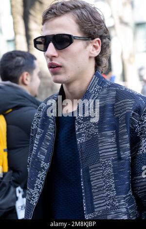 Milano, Italia. 14th Jan, 2023. Ospite è visto al salone Armani durante la settimana della moda di Milano Menswear Autunno/Inverno 2023/2024 a Milano Credit: SOPA Images Limited/Alamy Live News Foto Stock