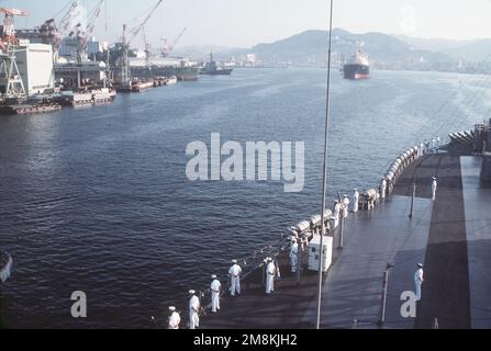 Una vista dalla prua del porto della nave anfibia di comando USS BLUE RIDGE (LCC-19) quando la nave arriva per una visita al porto. A sinistra si trova la quarta unità del cacciatorpediniere di classe JMSDF KONGO Aegis DDG-176 presso il molo di allestimento. Base: Porto di Nagasaki Paese: Giappone (JPN) Foto Stock