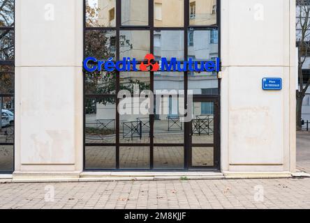 Montpellier, Occitanie, Francia, 12 28 2022 - la Banca del credito Mutuel alla piazza Thessalie Foto Stock