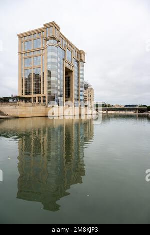 Montpellier, Occitanie, Francia, 12 28 2022 - Municipio regionale e amministrazione governativa che si flettono nelle acque del fiume Lez Foto Stock