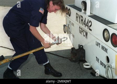 AIRMAN (AN) Diana Pitstick sta sganciando un carrello Mark 7 da un'unità di alimentazione ausiliaria/trattore sul catarro Patrol Squadron Forty-Seven (VP-47). Base: Naval Air Station, Barbers Point Stato: Hawaii (HI) Paese: Stati Uniti d'America (USA) Foto Stock