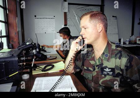 Sei pallet da scaricare e inviare a St. Thomas ha dichiarato LTC Daran Goolsby dell'elemento di controllo dell'ascensore per autocisterne 314th, installato presso la base navale di Roosevelt-Roads. La base navale di Puerto Rico è il fulcro principale per tutti i carichi di soccorso nelle Isole Vergini dopo l'uragano Marilyn. Base: NAS, Roosevelt Roads Stato: Puerto Rico (PR) Paese: Stati Uniti d'America (USA) Foto Stock