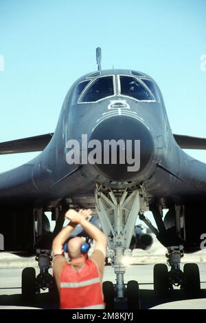 Un capo dell'equipaggio segnala al bombardiere B-1B Lancer di 7th Wing, base dell'aeronautica di Dyess, Texas, di fermarsi mentre vi arriva in taxi dopo aver volato una missione durante GUNSMOKE 95. Data esatta dell'acquisizione sconosciuta. Soggetto operativo/Serie: GUNSMOKE 95 base: Nellis Air Force base Stato: Nevada (NV) Paese: Stati Uniti d'America (USA) Foto Stock