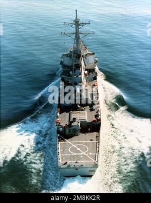 Vista aerea obliqua a poppa del cacciatorpediniere missilistico guidato USS CARNEY (DDG-64) in corso a velocità moderata durante le prove in mare del costruttore. Base: USS Carney (DDG 64) Nazione: Oceano Atlantico (AOC) Foto Stock