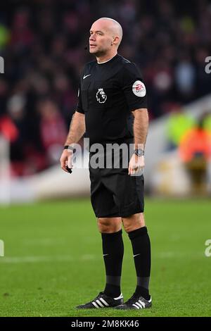 L'arbitro Paul Tierney durante la partita della Premier League tra Nottingham Forest e Leicester City al City Ground, Nottingham, sabato 14th gennaio 2023. (Credit: Jon Hobley | NOTIZIE MI) Credit: NOTIZIE MI & Sport /Alamy Live News Foto Stock