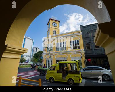 Phuket, Thailandia. Novembre 28, 2022. Città vecchia di Phuket. Famosi vecchi edifici colorati. Architettura sino-portoghese. Le migliori destinazioni di viaggio a Phuket Foto Stock