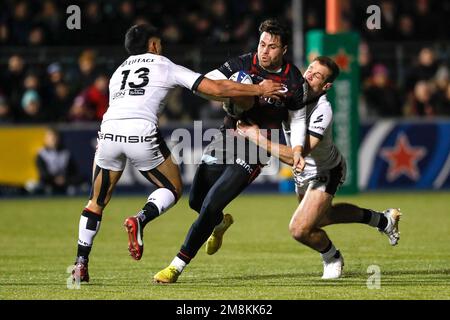 Sean Matland (centro) di Saracens è affrontata da Josiah Maraku e Kyle Godwin di Lione durante la partita della Heineken Champions Cup allo StoneX Stadium, Londra. Data immagine: Sabato 14 gennaio 2023. Foto Stock