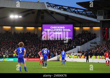 VAR che controlla i fuori-side durante la partita della Premier League tra Nottingham Forest e Leicester City al City Ground, Nottingham, sabato 14th gennaio 2023. (Credit: Jon Hobley | NOTIZIE MI) Credit: NOTIZIE MI & Sport /Alamy Live News Foto Stock