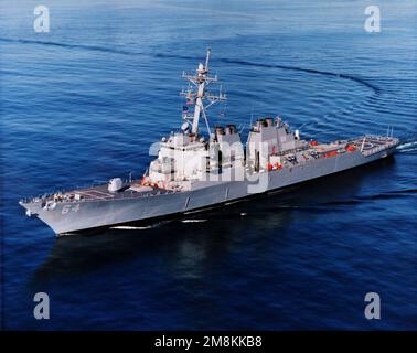 Una vista aerea di prua del cacciatorpediniere missilistico guidato USS Carney (DDG-64) in corso a bassa velocità durante le prove in mare del costruttore. Paese: Oceano Atlantico (AOC) Foto Stock