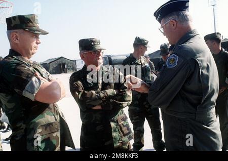 GEN John Shilikashvili, Presidente dei Capi di STATO maggiore, LGEN Michael E. Ryan, Comandante delle forze aeree alleate Europa meridionale e delle forze aeree del 16th, e col George E. Monarch III, US Marine Liaison, discutono le condizioni di vita del personale alla base aerea. GEN Shalikashvili sta visitando la base aerea per ricevere briefing operativi e incontrare il personale coinvolto nell'operazione Deny Flight. Soggetto operativo/Serie: DENY FLIGHT base: Aviano Air base Stato: Pordenone Paese: Italia (ITA) Foto Stock