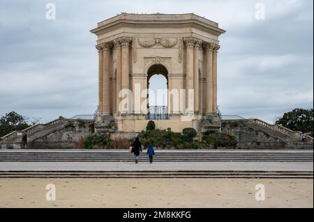 Montpellier, Occitanie, Francia, 12 28 2022 - edificio storico presso l'Acquedotto Saint Clement sulla passeggiata Peyrou Foto Stock